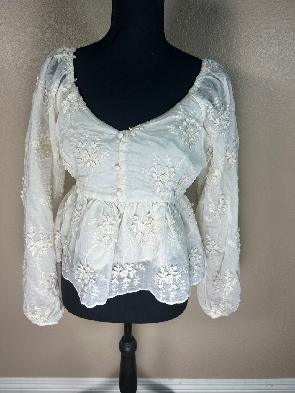 Willow & Root  White Floral Embroidered Peplum Blouse Size Large